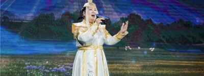 女中音歌唱家索伦嘎放歌塔尔湖镇第四届梨花文化旅游季