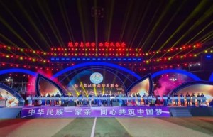 “歌游内蒙古 魅力乌拉特”第九届西部民歌会盛大开幕 女中音歌唱家索伦嘎献唱草原深情