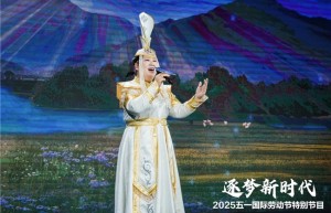 女中音歌唱家索伦嘎放歌塔尔湖镇第四届梨花文化旅游季
