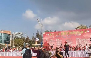 草原歌声汇滨海，民族之音遇山海｜歌唱家索伦嘎亮相第三十五届青岛国际沙滩节开幕式