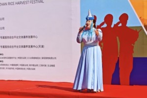 天籁传情助农兴 德艺双馨映初心——记女中音歌唱家索伦嘎助力天津小站稻开镰节演出盛况